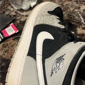 Nike air flights size 6 in boys color black grey and white